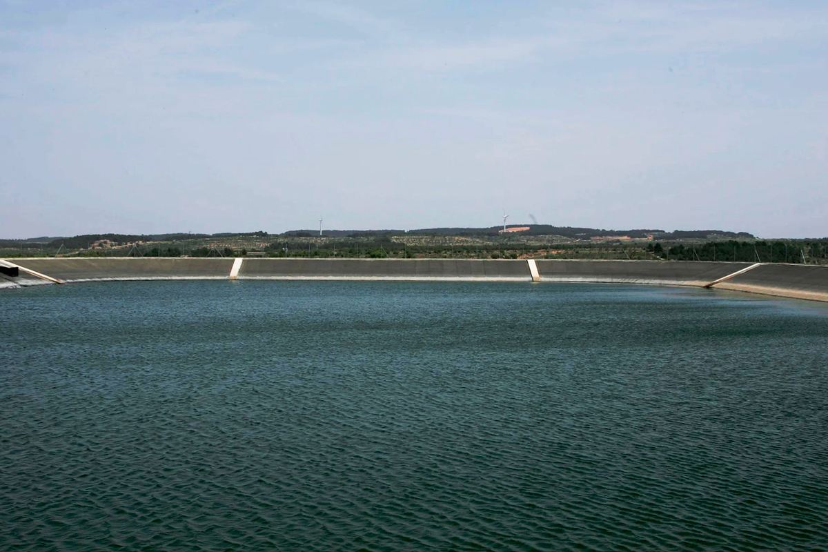 Bassa gran d'aigua per regar.